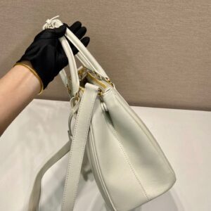 MEDIUM GALLERIA BAG 28 IN WHITE SMOOTH CALFSKIN GOLD HARDWARE