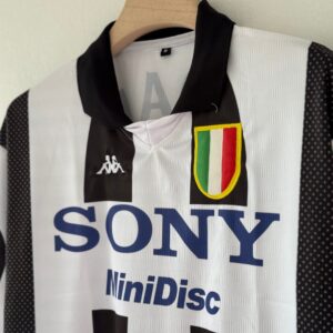 Elegance. Vision. Greatness. – Juventus 1997/98 Zidane Five-Sleeve Edition