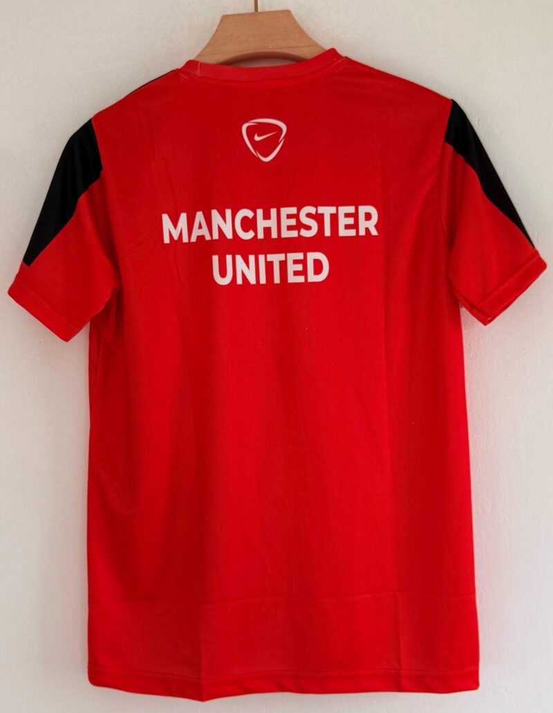 D8B76121-57EC-490E-9D28-F53E6E02FAD4 Train Like the Red Devils – Manchester United 2014/15 Training Kit