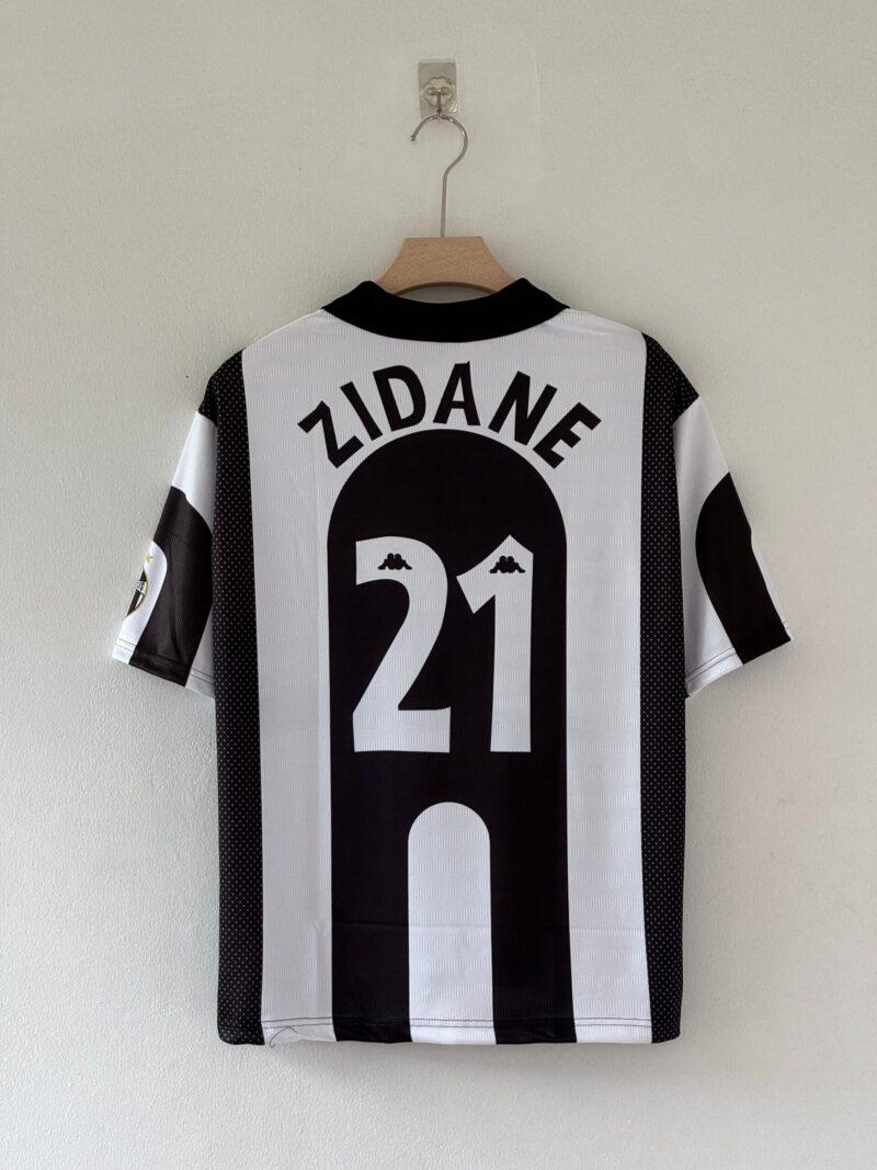 Elegance. Vision. Greatness. – Juventus 1997/98 Zidane Five-Sleeve Edition