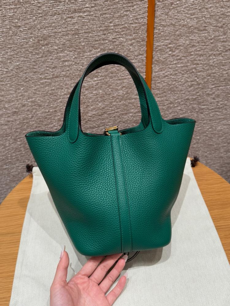 Hermes Togo leather green with gold hardware 18cm
