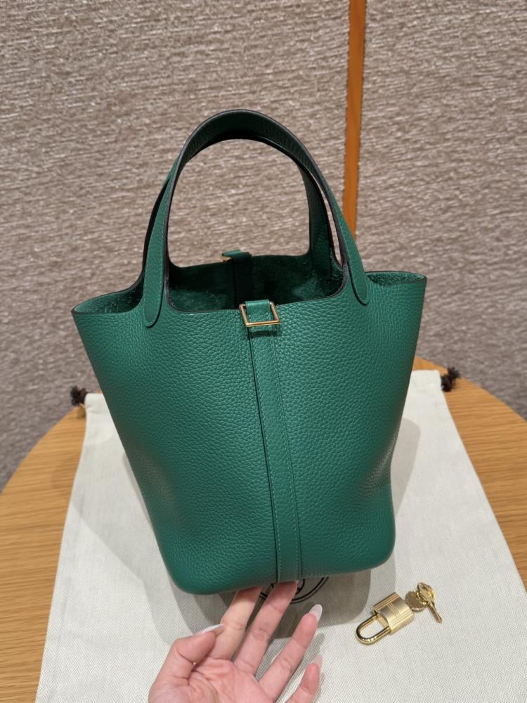 Hermes Togo leather green with gold hardware 18cm