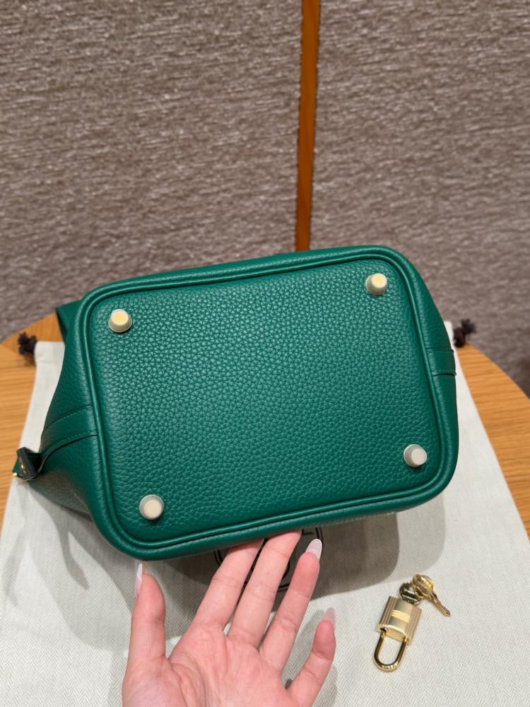 Hermes Togo leather green with gold hardware 18cm