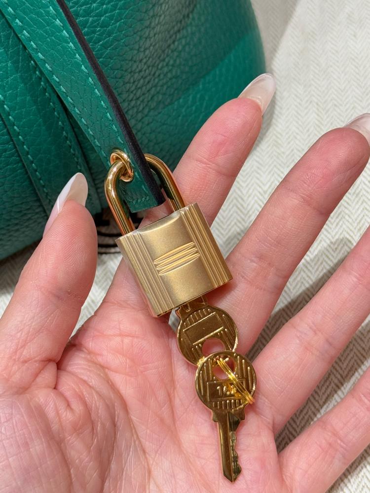 Hermes Togo leather green with gold hardware 18cm