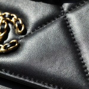 Tui-Xach-Chanel-Woc-C19-Like-Auth-Nu-Da-Cuu-Mau-Den-19cm-3 Chanel Woc C19 Handbag Woman’s Lock Gold Black 19cm