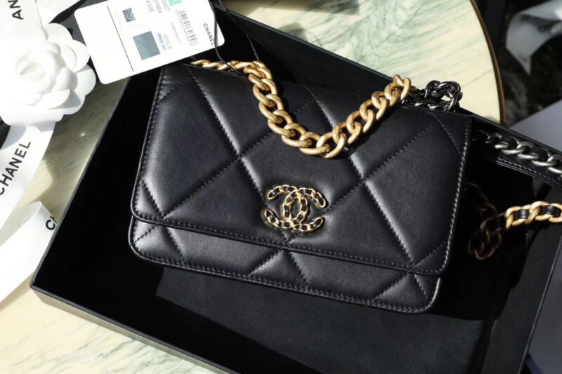 Tui-Xach-Chanel-Woc-C19-Like-Auth-Nu-Da-Cuu-Mau-Den-19cm-5 Chanel Woc C19 Handbag Woman’s Lock Gold Black 19cm