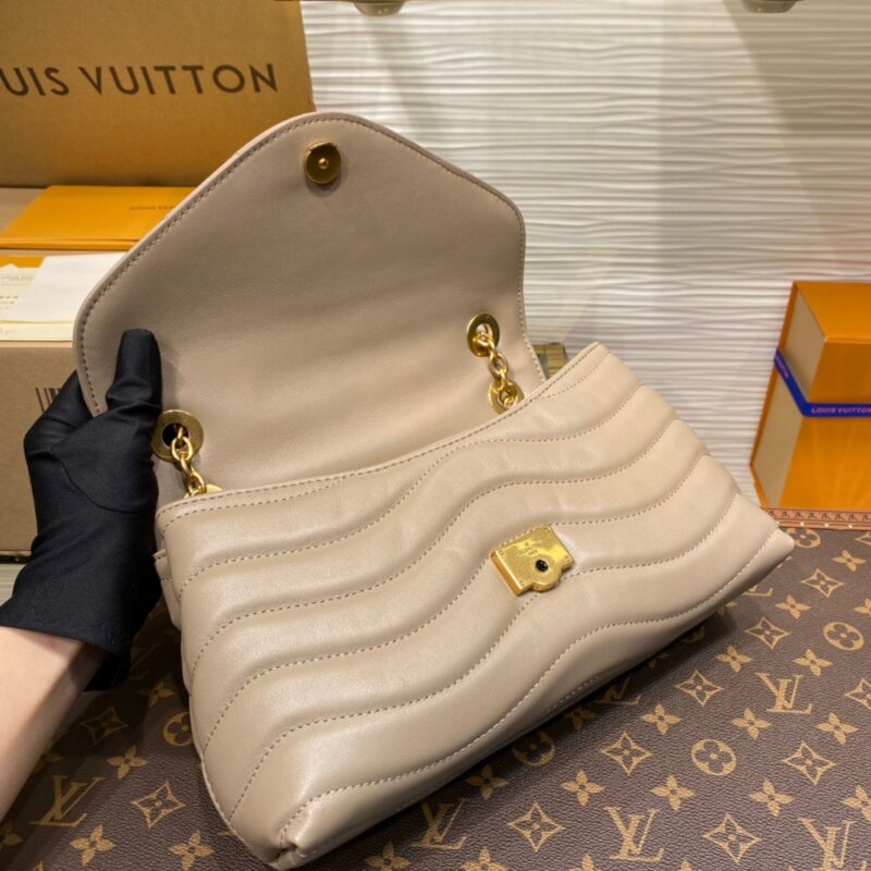 Louis Vuitton LV New Wave Woman’s Cowhide Leather Handbags 24x14x9cm