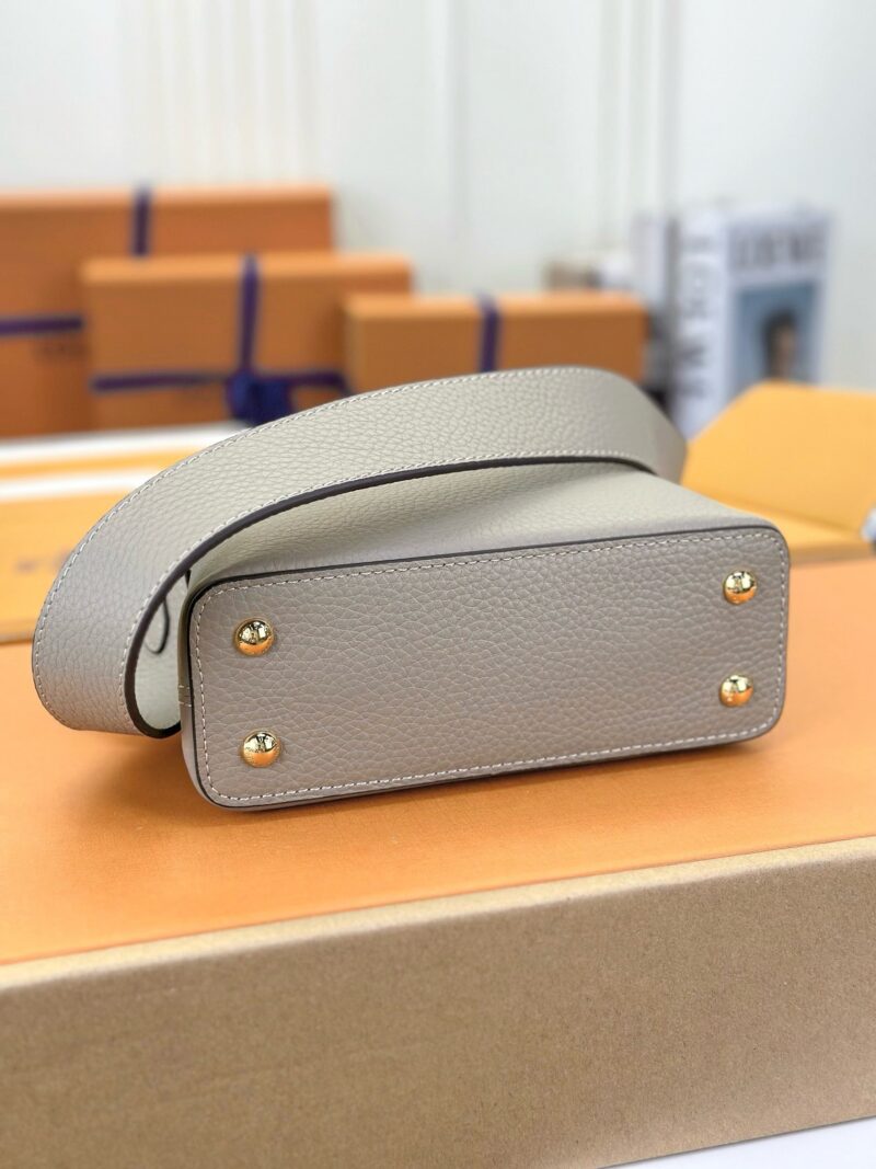 Louis Vuitton LV Capucines Lock Gold Handbags Cowhide Leather 21cm