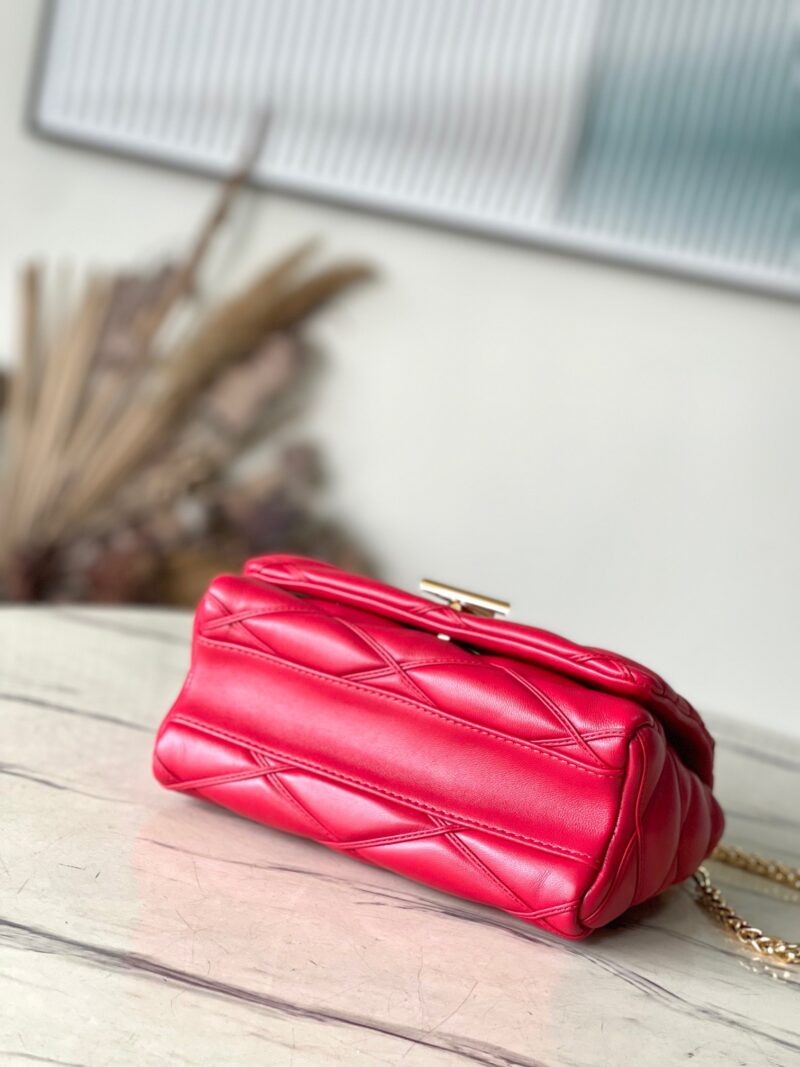 Louis Vuitton LV Twist Like Auth Woman’s Red Handbags Smooth Leather 23cm