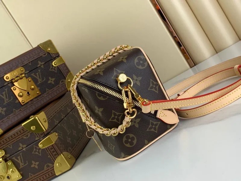 Louis Vuitton Monogram Pattern Super Premium Handbag 14x13x11cm