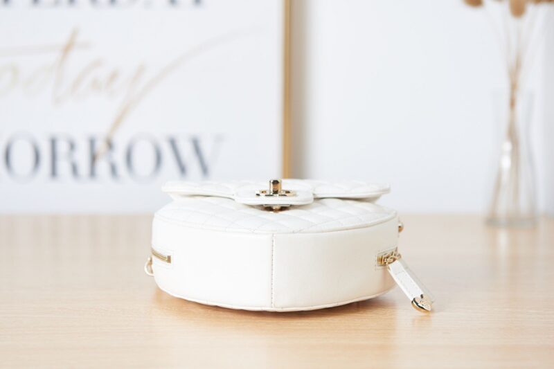 Chanel The One Like Auth Handbags Smooth Leather Heart-Pattern Milk Lock Gold 16.5x18x6.5cm