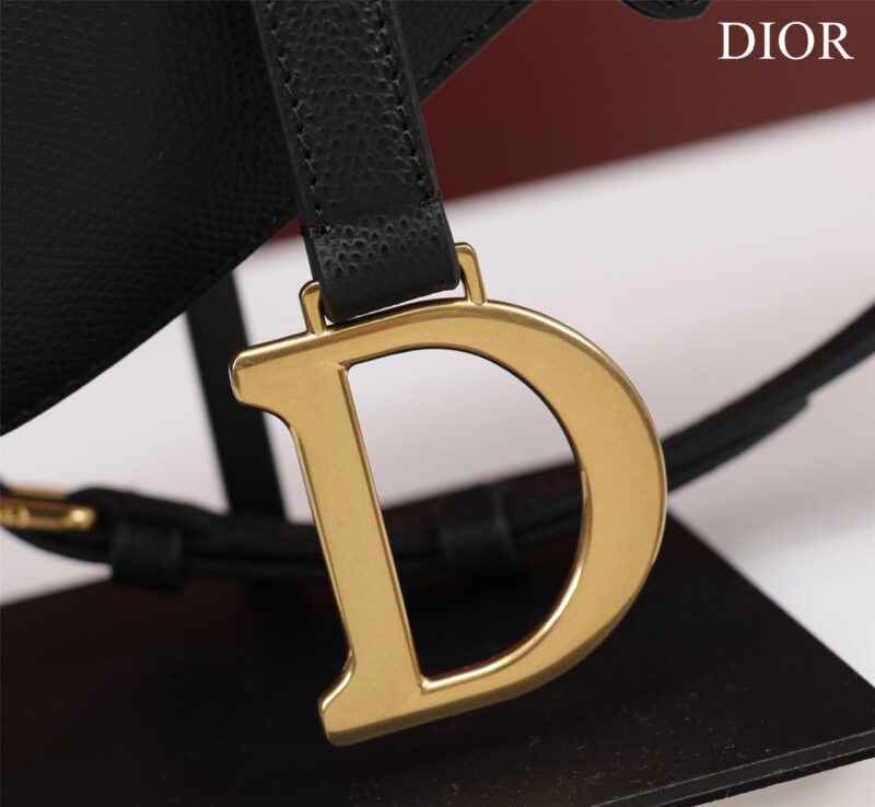 Tui-Xach-Nu-Hang-Hieu-Dior-Saddle-Yen-Ngua-Mau-Den-4 Dior Saddle 11 Handbags Black With Lock Yellow Gold 25x20x6.5cm
