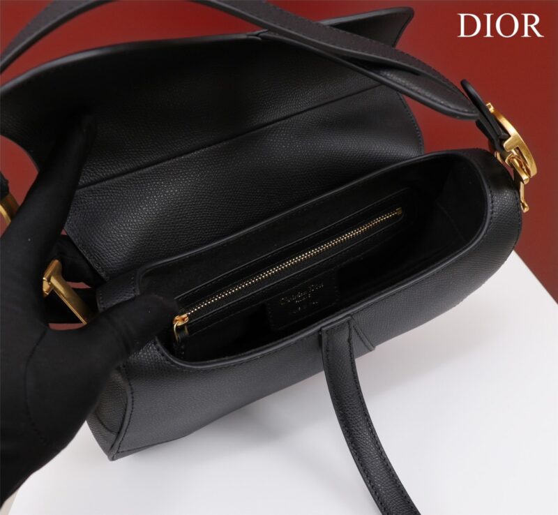 Tui-Xach-Nu-Hang-Hieu-Dior-Saddle-Yen-Ngua-Mau-Den-6 Dior Saddle 11 Handbags Black With Lock Yellow Gold 25x20x6.5cm