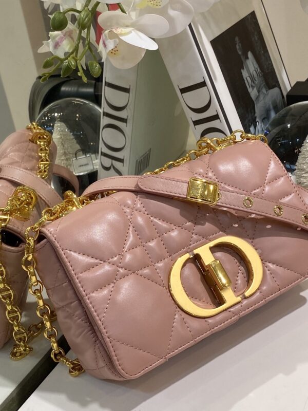 Tui-Xach-Nu-Mau-Hong-Dior-Caro-Sieu-Cap-Khoa-Vang-25cm-7-600x800-1 Dior Pink Plaid Super Quality Women’s Handbag with Gold Lock 25cm