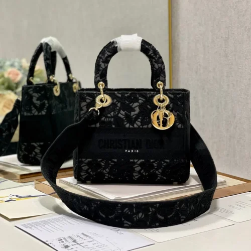 Untitled-design-2025-05-30T162908.116 Túi Xách Dior Lady Họa Tiết Ren Hoa Nữ Màu Đen Rep 11 Cao Cấp 24cm