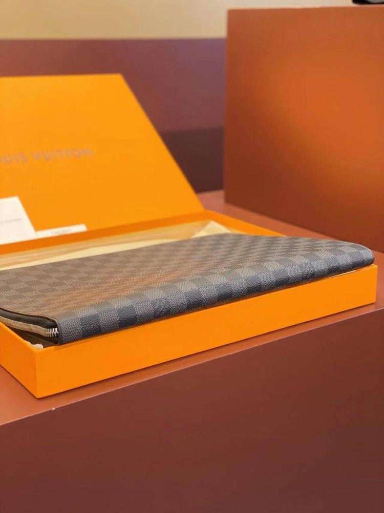 Louis Vuitton Handbag Men’s Black With Wallet 25cm