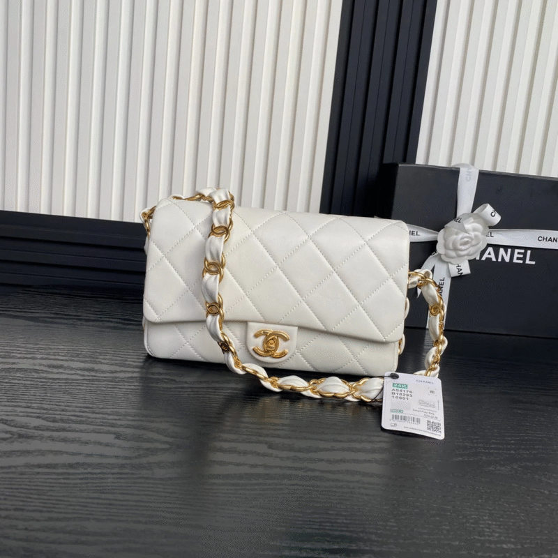 CHANEL MEDIUM FLAP BAG 26 IN WHITE CALFSKIN GOLD DOUBLE C THICK CHAIN