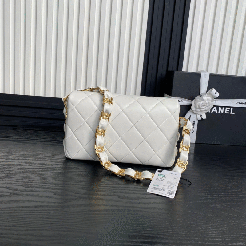 CHANEL MEDIUM FLAP BAG 26 IN WHITE CALFSKIN GOLD DOUBLE C THICK CHAIN