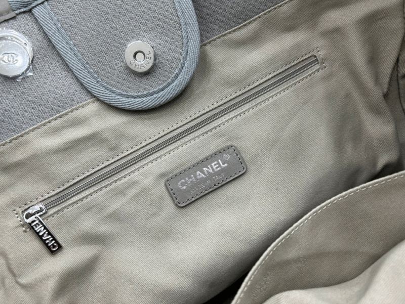 CHANEL CC DEAUVILLE LARGE 38 TOTE BAG IN GREY CANVAS WITH WHITE LOGO