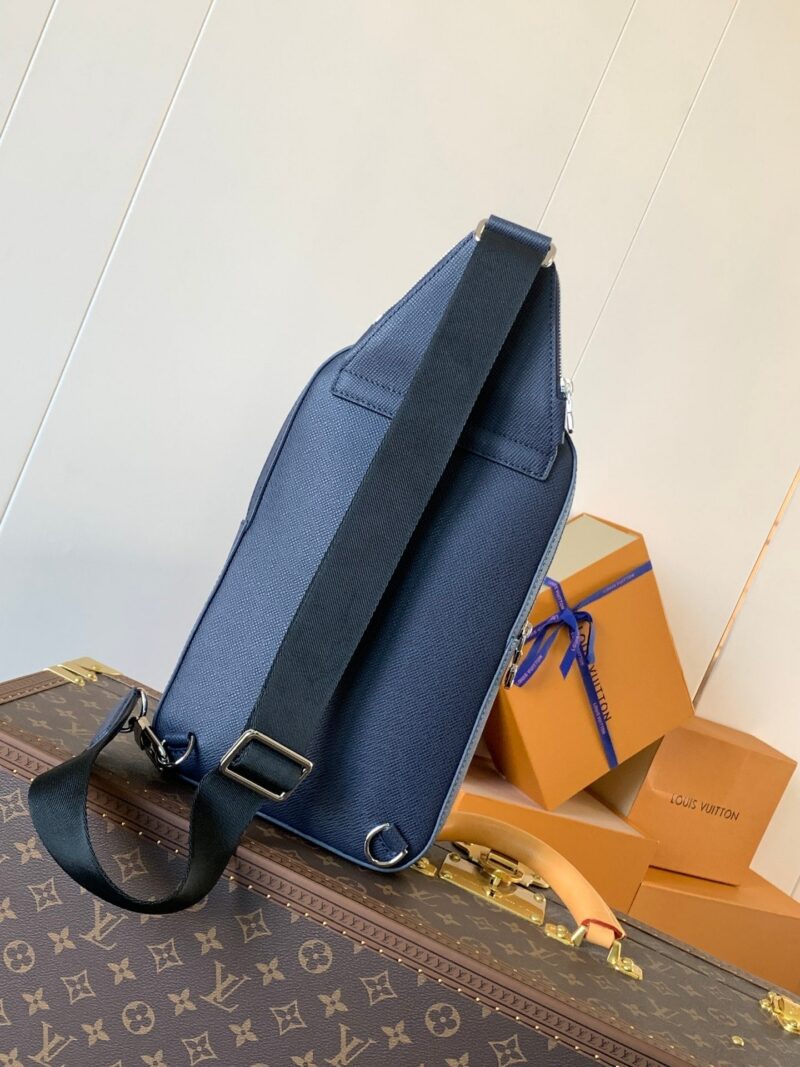 LV AVENUE SLINGBAG 31 IN NAVY BLUE TAIGA LEATHER