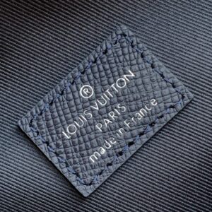 LV AVENUE SLINGBAG 31 IN NAVY BLUE TAIGA LEATHER