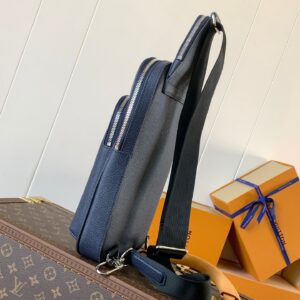 LV AVENUE SLINGBAG 31 IN NAVY BLUE TAIGA LEATHER