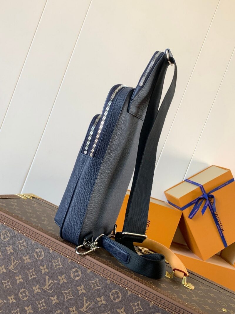 LV AVENUE SLINGBAG 31 IN NAVY BLUE TAIGA LEATHER