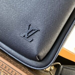 LV AVENUE SLINGBAG 31 IN NAVY BLUE TAIGA LEATHER