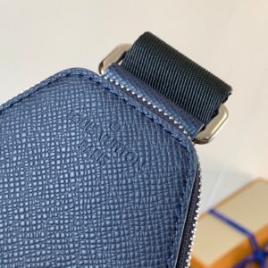 LV AVENUE SLINGBAG 31 IN NAVY BLUE TAIGA LEATHER
