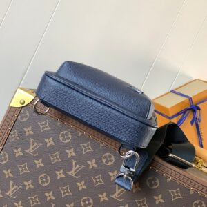 LV AVENUE SLINGBAG 31 IN NAVY BLUE TAIGA LEATHER