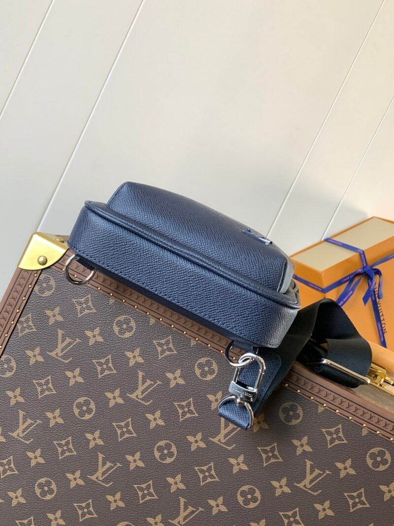 LV AVENUE SLINGBAG 31 IN NAVY BLUE TAIGA LEATHER