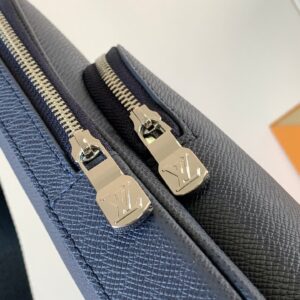 LV AVENUE SLINGBAG 31 IN NAVY BLUE TAIGA LEATHER