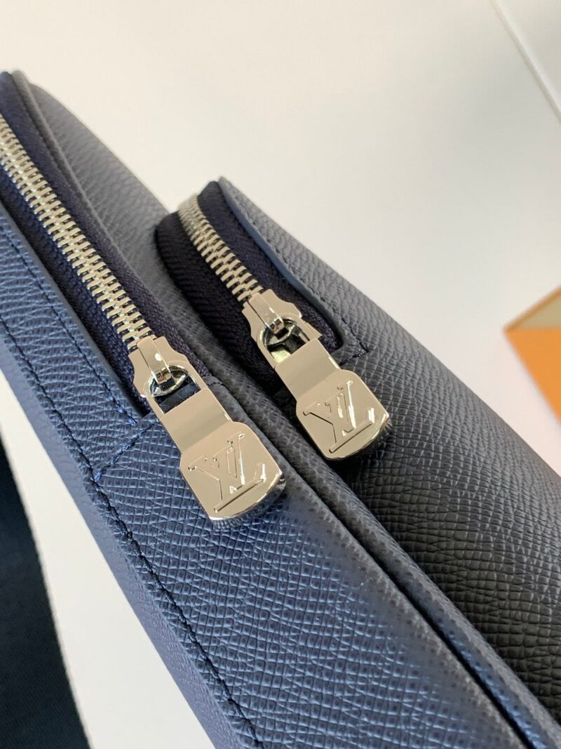 LV AVENUE SLINGBAG 31 IN NAVY BLUE TAIGA LEATHER