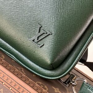 LV AVENUE SLINGBAG 31 IN DARK GREEN TAIGA LEATHER