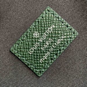 LV AVENUE SLINGBAG 31 IN DARK GREEN TAIGA LEATHER