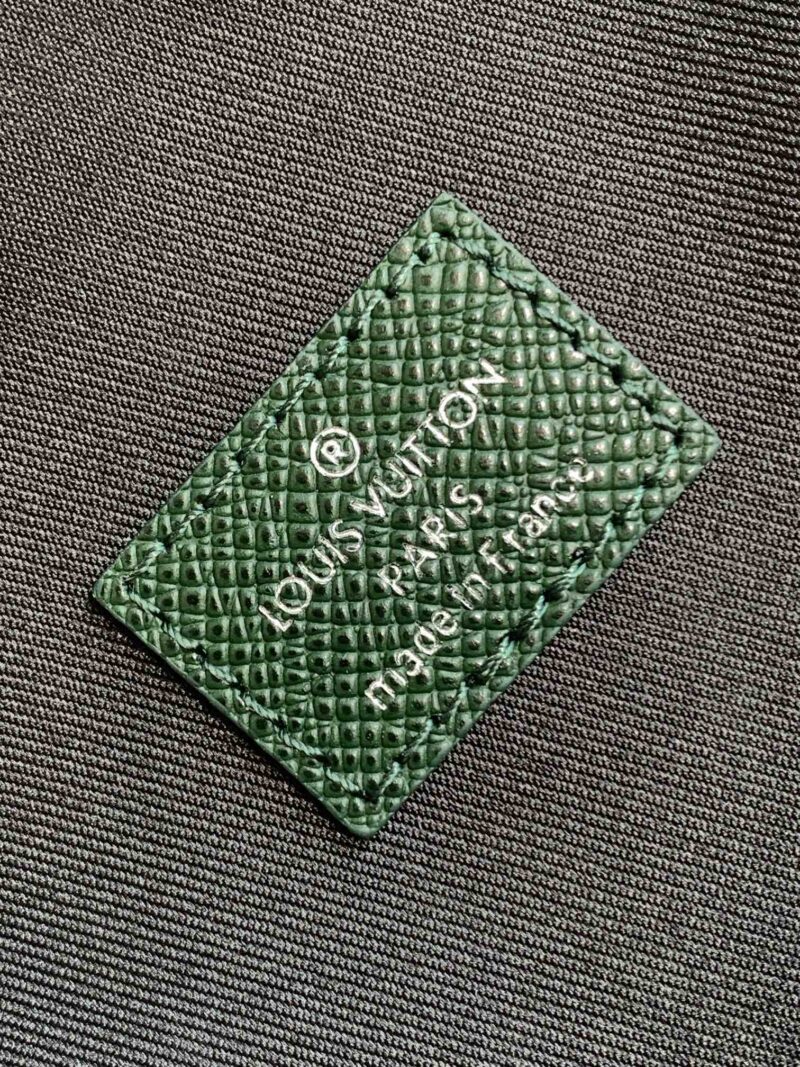 LV AVENUE SLINGBAG 31 IN DARK GREEN TAIGA LEATHER