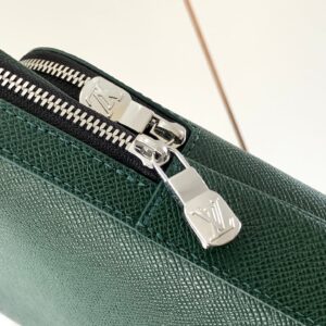 LV AVENUE SLINGBAG 31 IN DARK GREEN TAIGA LEATHER