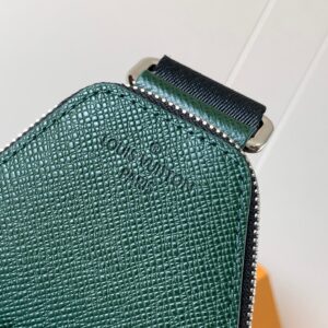 LV AVENUE SLINGBAG 31 IN DARK GREEN TAIGA LEATHER