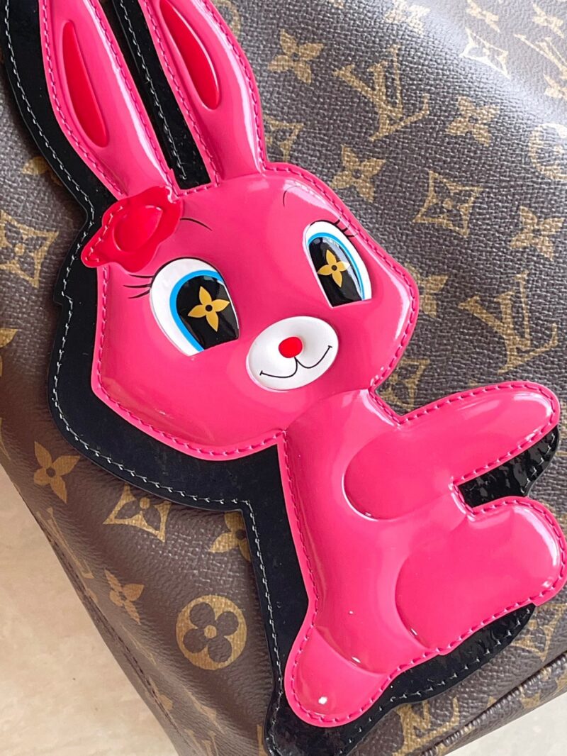LV NEVERFULL MM IN BROWN MONOGRAM CANVAS WITH PINK RABBIT PATCH