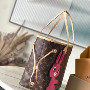 LV NEVERFULL MM IN BROWN MONOGRAM CANVAS WITH PINK RABBIT PATCH