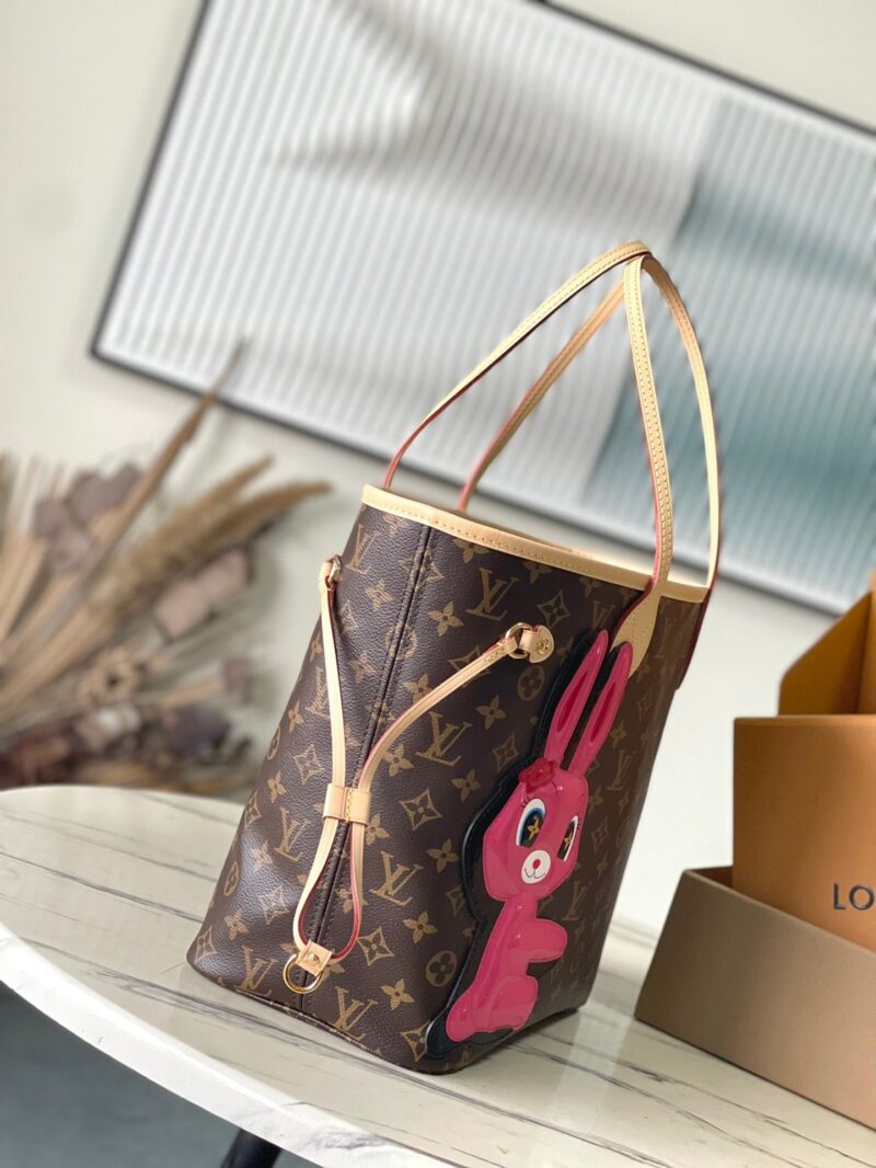 LV NEVERFULL MM IN BROWN MONOGRAM CANVAS WITH PINK RABBIT PATCH