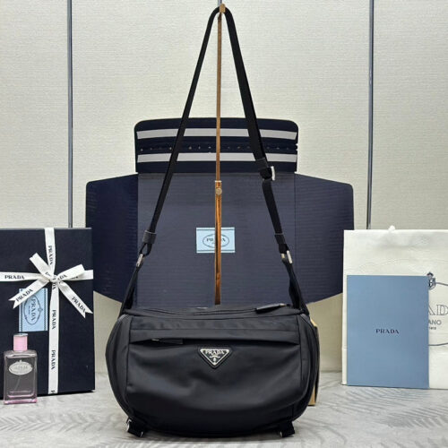 SHOULDER BAG 32 IN BLACK RE-NYLON TRIANGLE LOGO