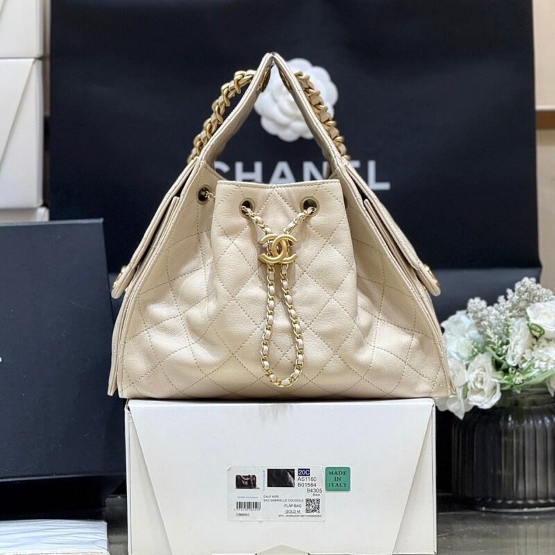 CHANEL 25 HANDBAG IN CREAM 30 GRAINED CALFSKIN GOLD HARDWARE