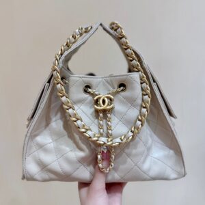 CHANEL 25 HANDBAG IN CREAM 30 GRAINED CALFSKIN GOLD HARDWARE