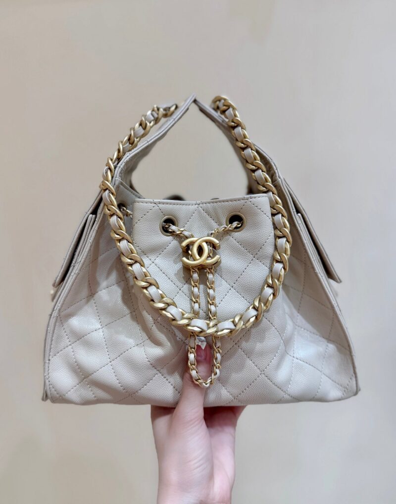 CHANEL 25 HANDBAG IN CREAM 30 GRAINED CALFSKIN GOLD HARDWARE
