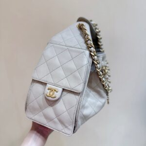 CHANEL 25 HANDBAG IN CREAM 30 GRAINED CALFSKIN GOLD HARDWARE