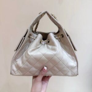 CHANEL 25 HANDBAG IN CREAM 30 GRAINED CALFSKIN GOLD HARDWARE