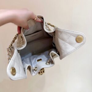 CHANEL 25 HANDBAG IN CREAM 30 GRAINED CALFSKIN GOLD HARDWARE