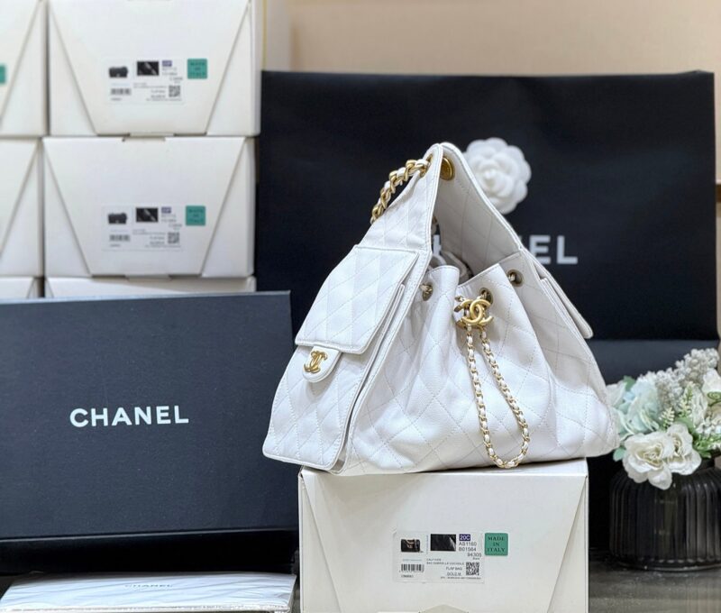 CHANEL 25 HANDBAG IN WHITE 30 GOLD HARDWARE